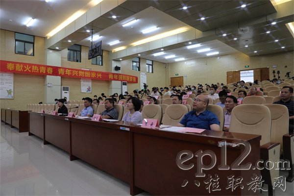 评委认真考核选手表现