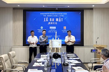 桂越职教合作新篇章：现代工业机器人工匠学院在越揭牌