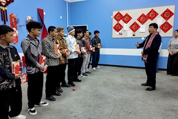 情暖新春 山歌传情 ——韦伟松书记亲切看望慰问留学生