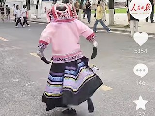 [人民日报]当机器人遇上广西三月三，穿上少数民族服 饰起舞，网友：科技感和民族风也能这么优 雅！（来源：广西现代职业技术学院）